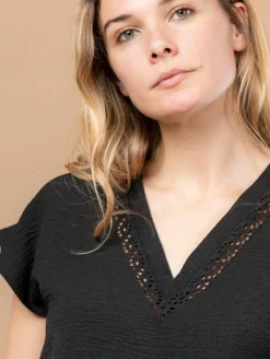 Top col V broderie